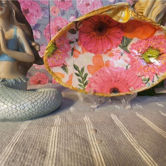 DECOUPAGE FLOWERS ON A CLAM SHELL - Picture 8 of 9